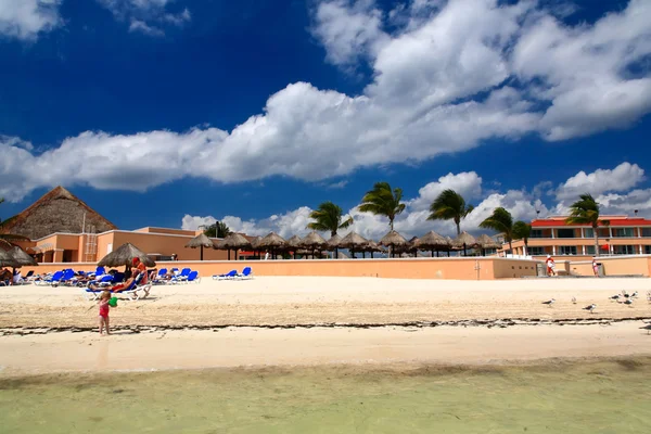 A frente de praia em um resort de praia de luxo em Cancun — Fotografia de Stock