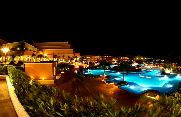Een luxe, all-inclusive resort strand bij nacht — Stockfoto
