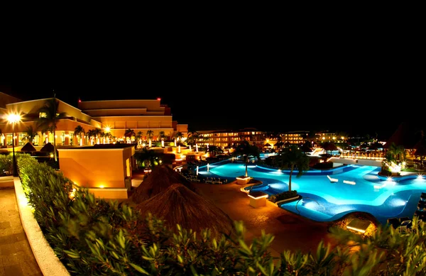 Um resort de praia tudo incluído de luxo à noite — Fotografia de Stock