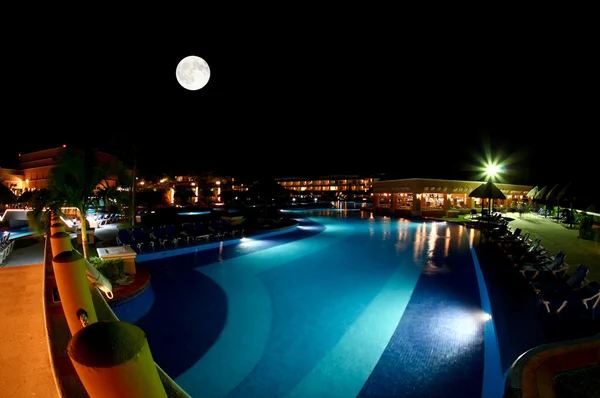 En lyxig all inclusive beach resort på natten — Stockfoto