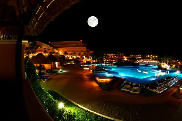Um resort de praia tudo incluído de luxo à noite — Fotografia de Stock