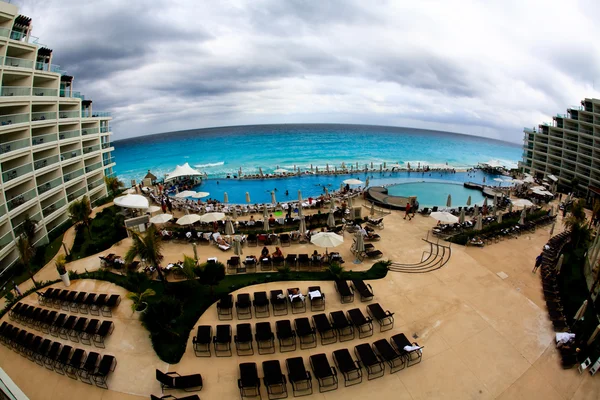 Le front de mer dans une station balnéaire de luxe à Cancun — Photo