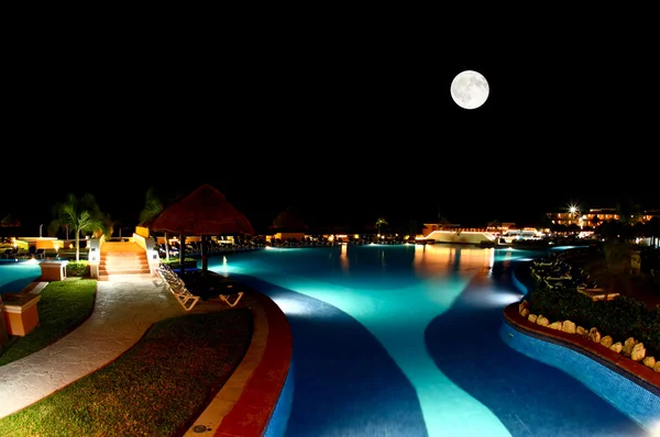 Роскошный пляжный курорт "все включено" ночью — стоковое фото