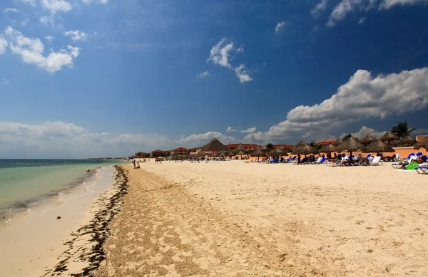 Het strand in een luxe beach resort in cancun — Stockfoto