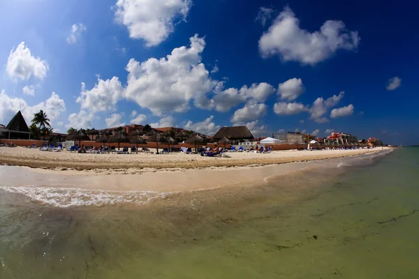 A frente de praia em um resort de praia de luxo em Cancun — Fotografia de Stock