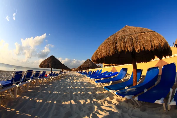 Un lujoso resort de playa todo incluido por la mañana —  Fotos de Stock