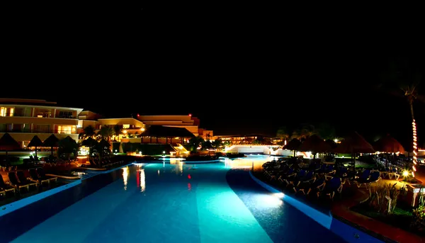 Un lussuoso resort all inclusive sulla spiaggia di notte — Foto Stock