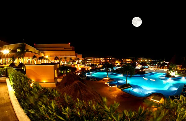 Um resort de praia tudo incluído de luxo à noite — Fotografia de Stock