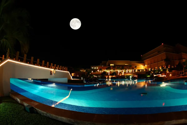 Luksusowy all inclusive beach resort w nocy — Zdjęcie stockowe