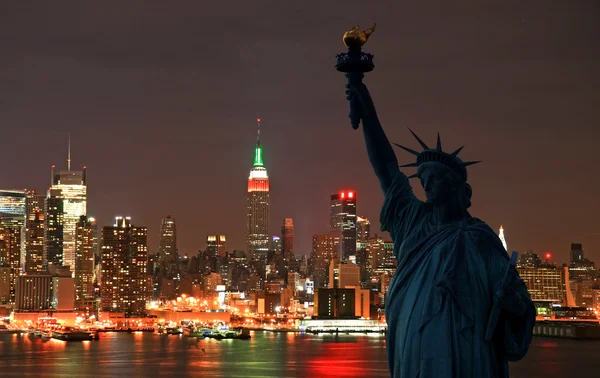 Estatua de la Libertad y el horizonte de Manhattan — Foto de Stock