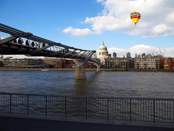 Puente millenniam — Foto de Stock