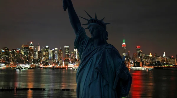 Estatua de la Libertad y el horizonte de Manhattan —  Fotos de Stock
