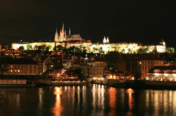 A vista noturna da bela cidade de Praga ao longo do rio Vltava — Fotografia de Stock