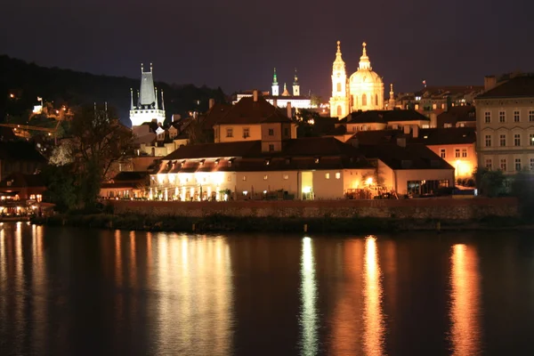 Den magnifika Pragborgen på natten längs floden vltava — Stockfoto