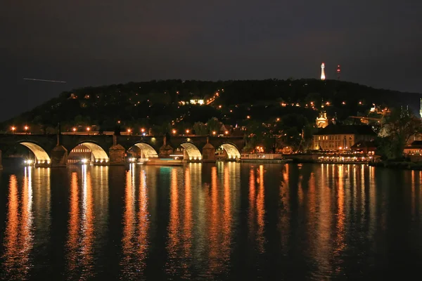 プラハ市内のカレル橋の夜景 — ストック写真