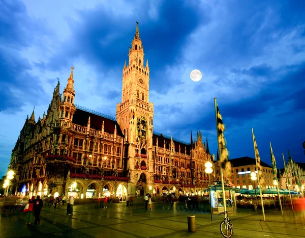 La escena nocturna del ayuntamiento de Munich — Foto de Stock
