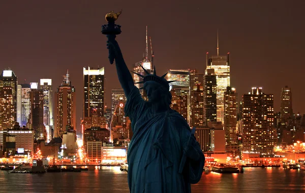 Het standbeeld van vrijheid en manhattan skyline — Stockfoto