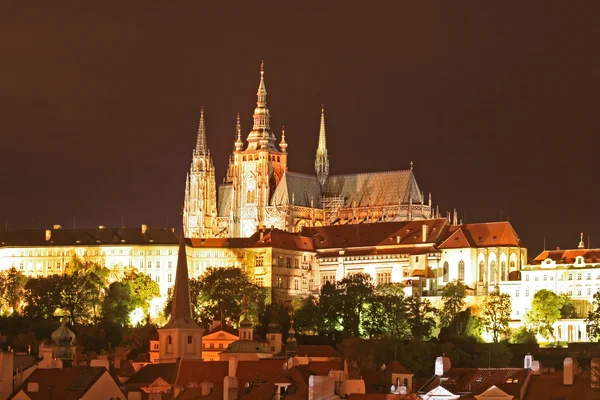 La vista nocturna de la hermosa ciudad de Praga a lo largo del río Moldava —  Fotos de Stock