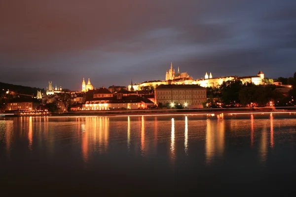 Die prachtvolle Prager Burg bei Nacht entlang der Moldau — Stockfoto