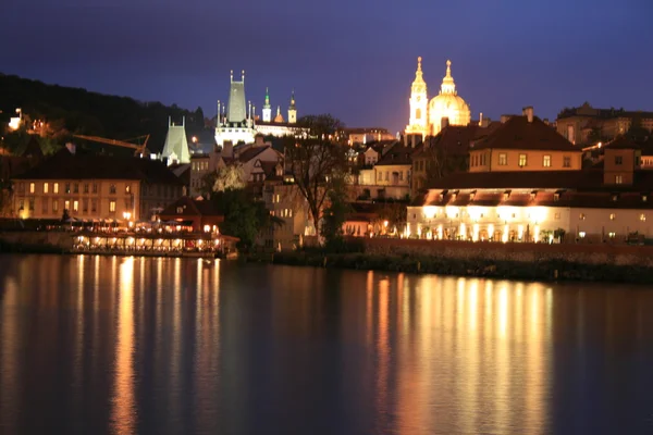 Den magnifika Pragborgen på natten längs floden vltava — Stockfoto