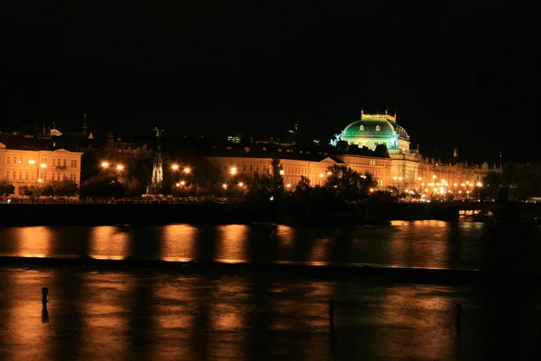 Wspaniały zamek Praga nocą wzdłuż rzeki Wełtawy — Zdjęcie stockowe