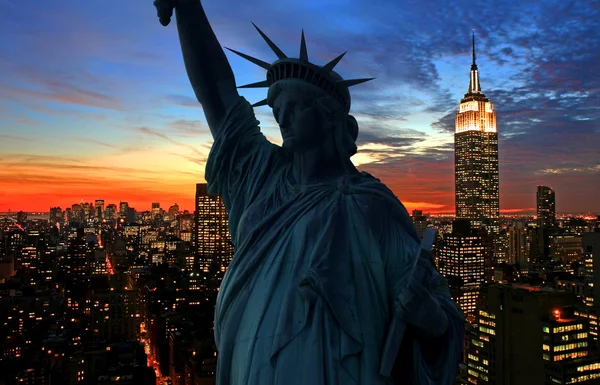 La Statua della Libertà e Manhattan Skyline — Foto Stock