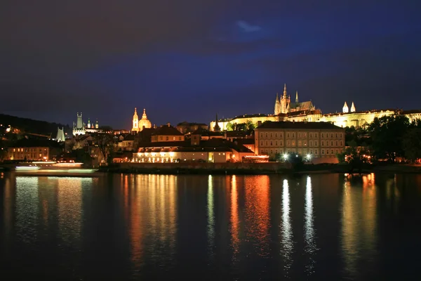 The night view of the beautiful Prague City along the River Vltava — Stock Photo, Image