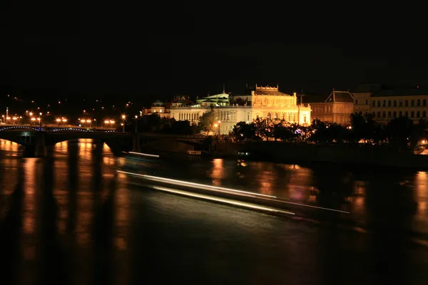 Gece boyunca Nehri vltava muhteşem Prag Kalesi — Stok fotoğraf