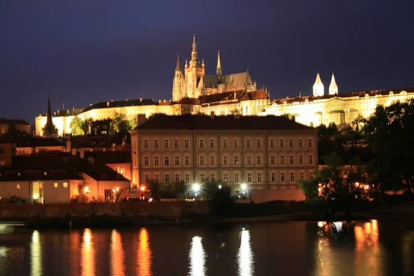 El magnífico Castillo de Praga por la noche a lo largo del río Moldava — Foto de Stock