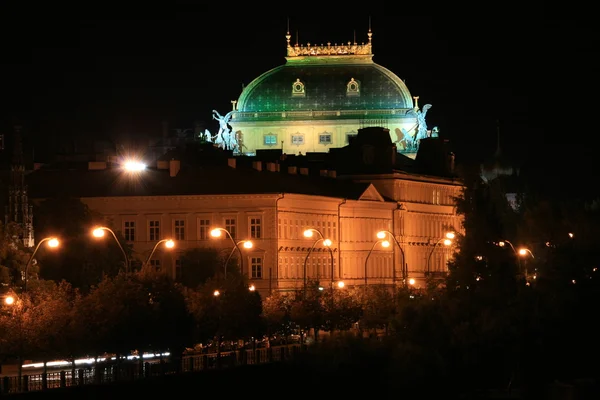 Le magnifique château de Prague la nuit le long de la rivière Vltava — Photo