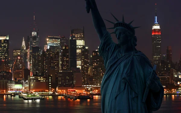 Статуя свободи і Манхеттен — стокове фото