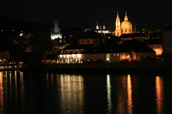 O magnífico Castelo de Praga à noite ao longo do rio Vltava — Fotografia de Stock