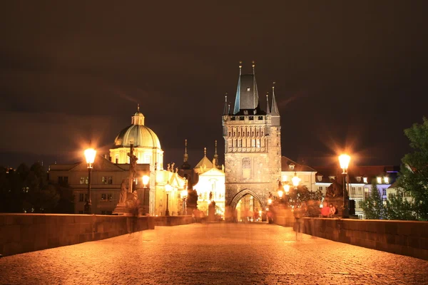 Den magnifika Pragborgen på natten längs floden vltava — Stockfoto