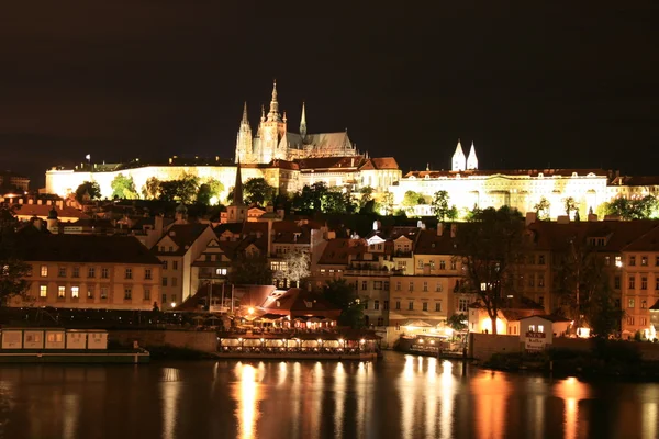 El magnífico Castillo de Praga por la noche a lo largo del río Moldava — Foto de Stock