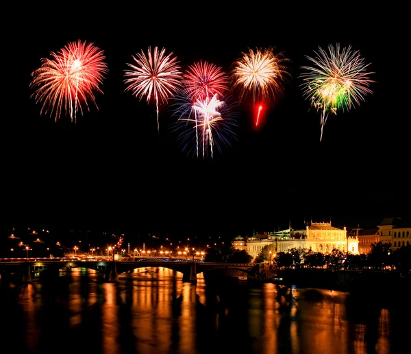 Vyn natten av den vackra staden Prag — Stockfoto