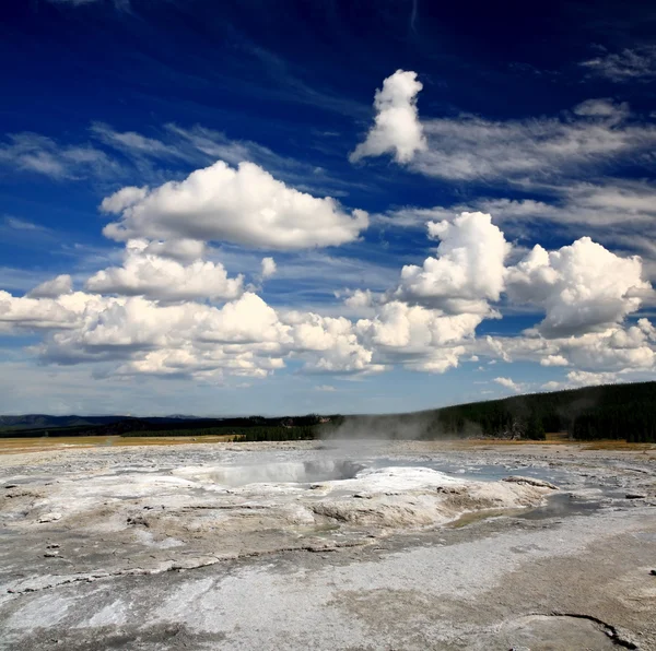 Le paysage du bassin inférieur du Geyser à Yellowstone — Photo
