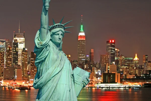 自由和纽约城的雕像 — 图库照片