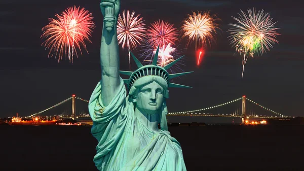 Het standbeeld van vrijheid en new york city — Stockfoto