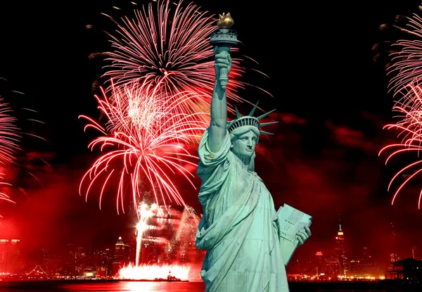 The Statue of Liberty and 4th of July fireworks — Stock Photo, Image