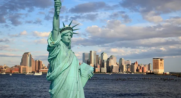La Estatua de la Libertad y el Bajo Manhattan Skyline — Foto de Stock