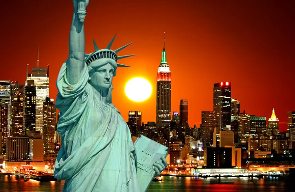 Статуя Свободы и Нью-Йорк — стоковое фото