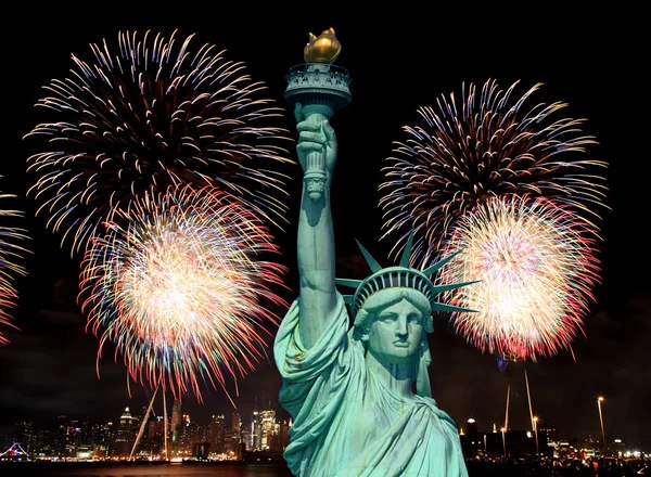 A Szabadság-szobor és a 4th-ból július tűzijáték — Stock Fotó