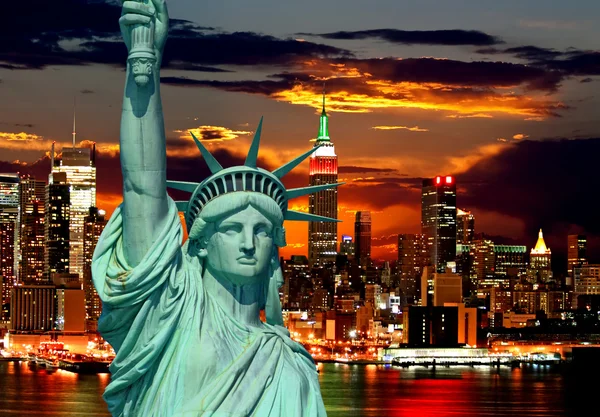 The Statue of Liberty and New York City — Stock Photo, Image