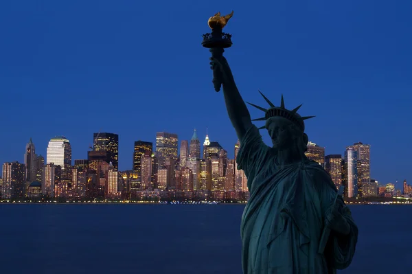 Estatua de la Libertad y el horizonte de Manhattan — Foto de Stock
