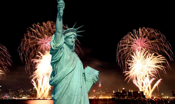 Estátua da Liberdade e fogos de artifício de 4 de julho — Fotografia de Stock