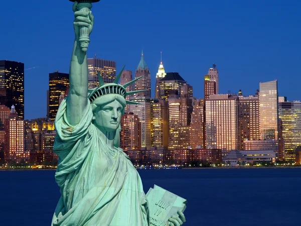 Freiheitsstatue und New York City — Stockfoto