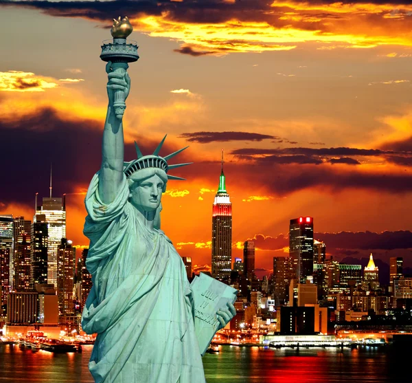 Statyn av frihet och new york city — Stockfoto
