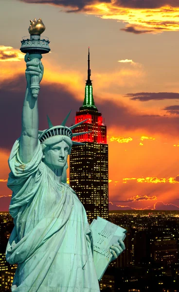 Statyn av frihet och new york city — Stockfoto