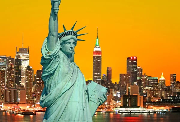 The Statue of Liberty and New York City — Stock Photo, Image