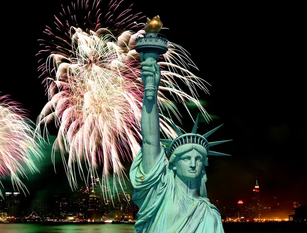 Estatua de la Libertad y fuegos artificiales del 4 de julio — Foto de Stock